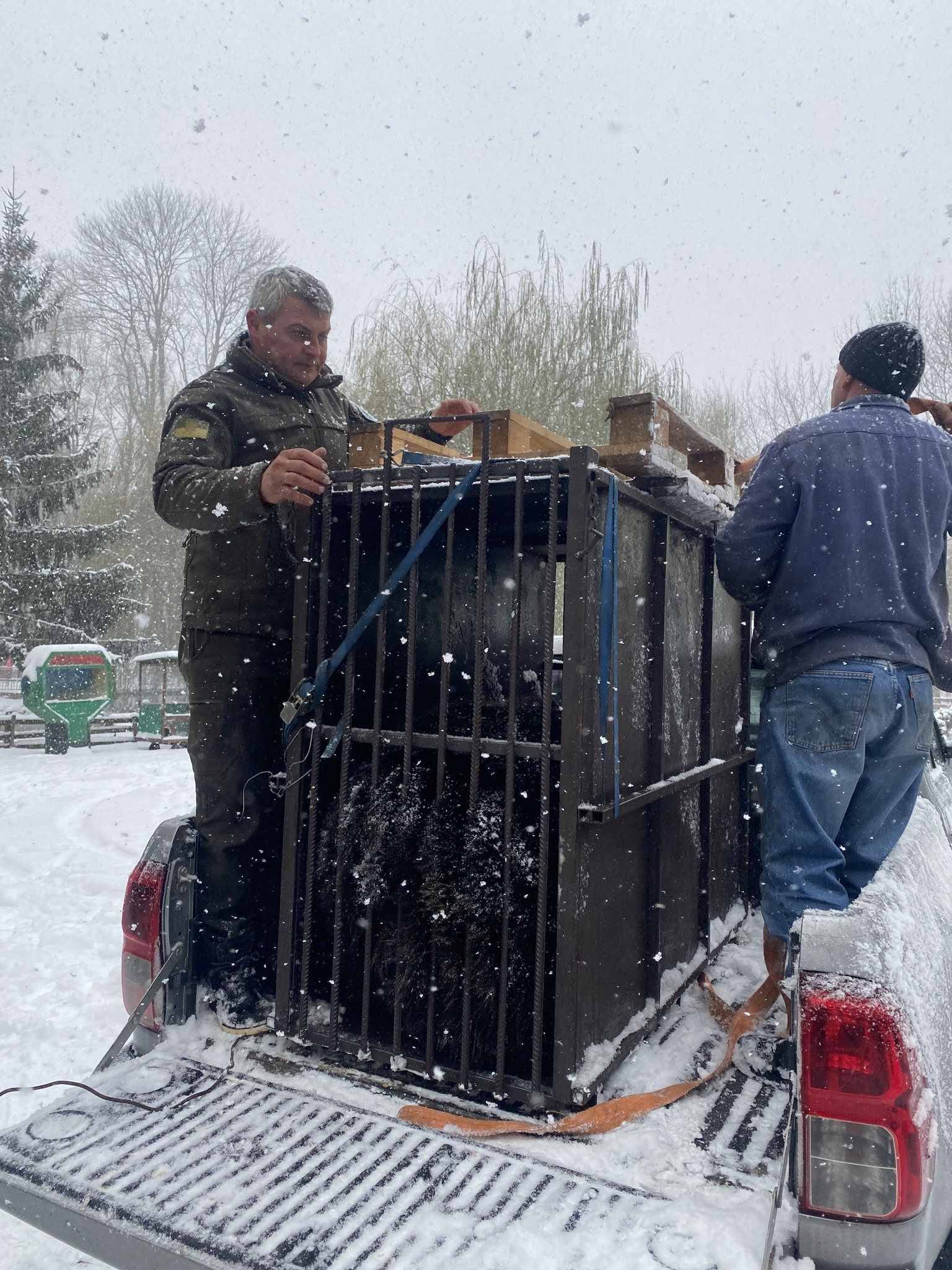 Возможно, это изображение 2 человека, снегоочиститель и парник
