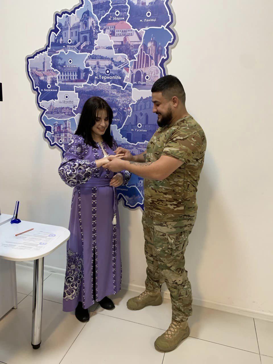 Новини Тернополя - фото з У Тернополі одружився військовий, який приїхав до коханої з Херсона