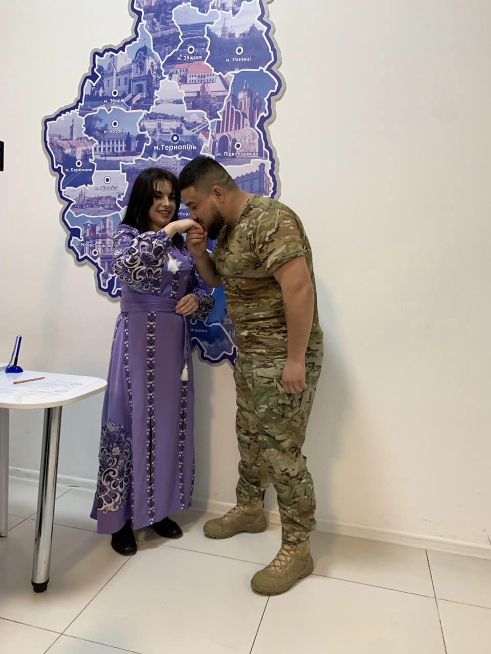 Новини Тернополя - фото з У Тернополі одружився військовий, який приїхав до коханої з Херсона