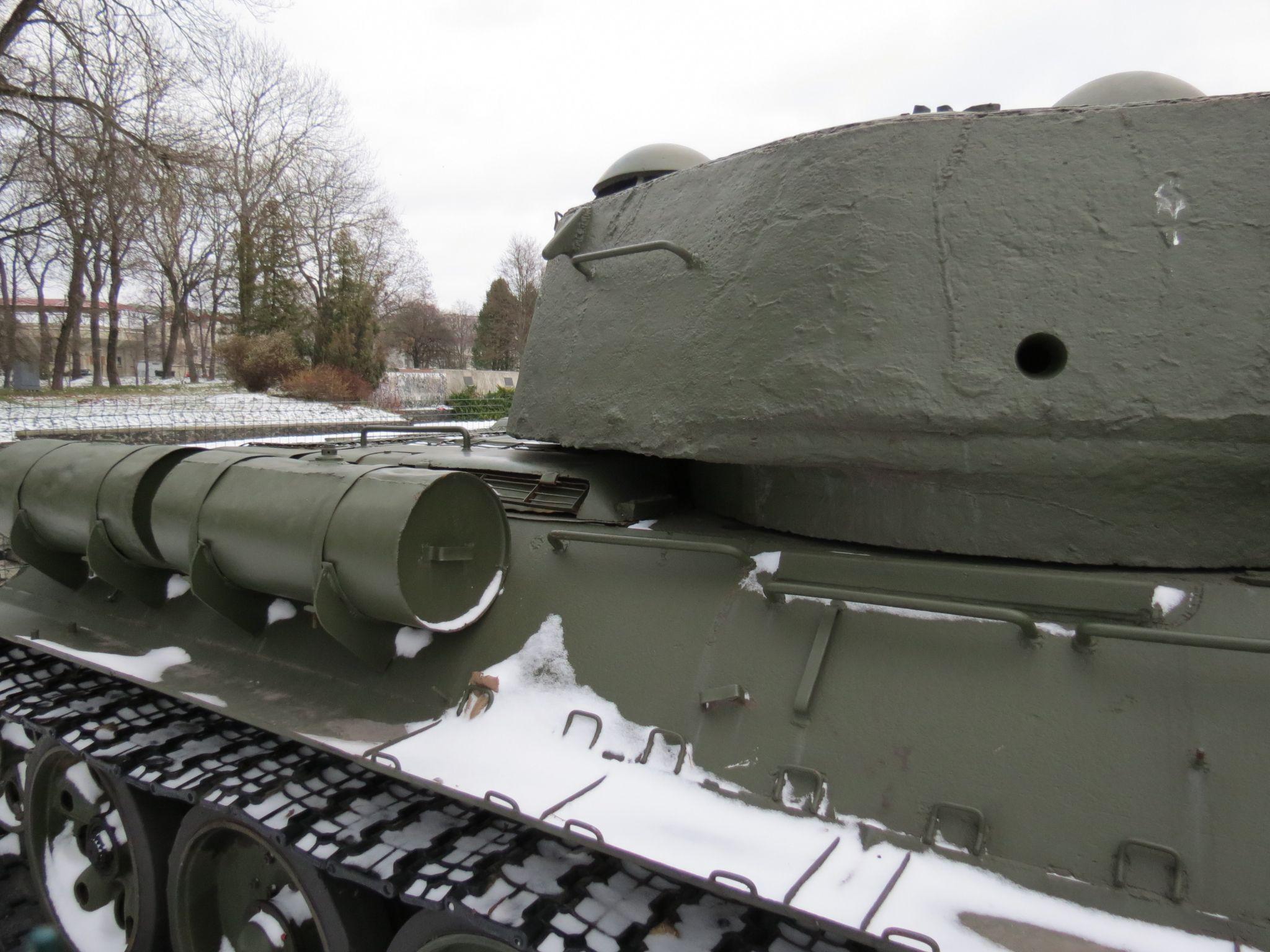 Новини Тернополя - фото з Кому майже за пів мільйона можуть продати корпус танка зі Старого парку в Тернополі