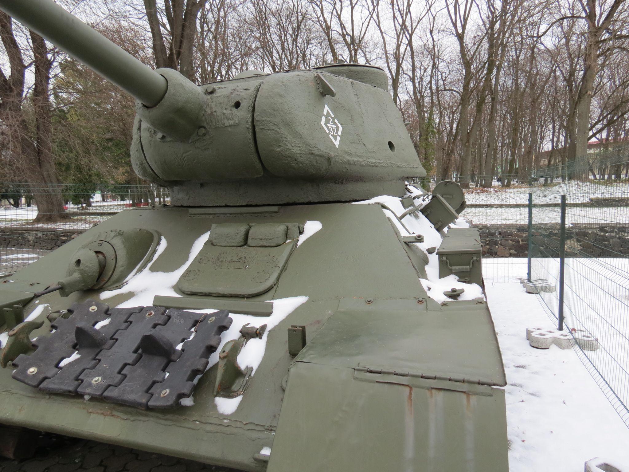 Новини Тернополя - фото з Кому майже за пів мільйона можуть продати корпус танка зі Старого парку в Тернополі