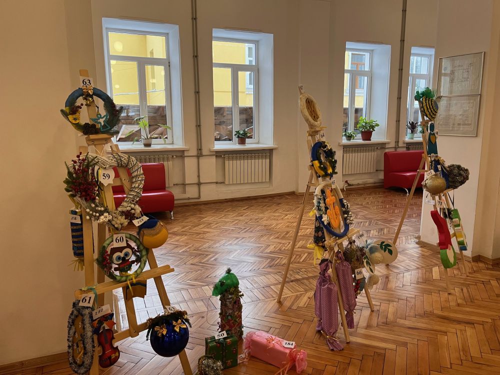 Новини Тернополя - фото з У Тернополі показали іграшки, які прикрасять головну ялинку міста