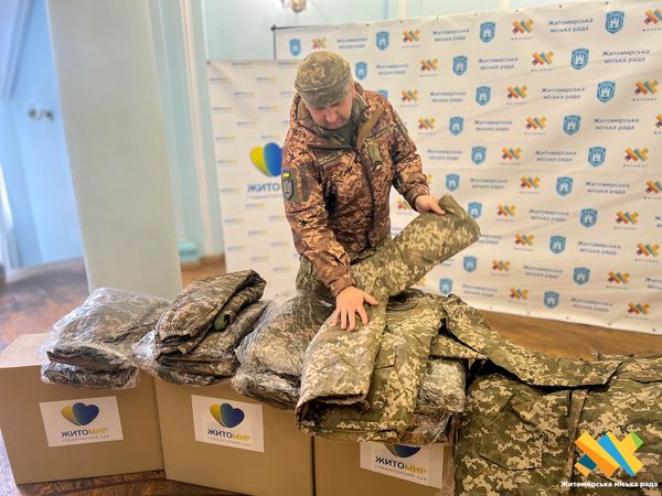 Новини Житомира - фото з 190-му навчальному центру з Житомира передали 100 комплектів зимової форми і чотири дрони