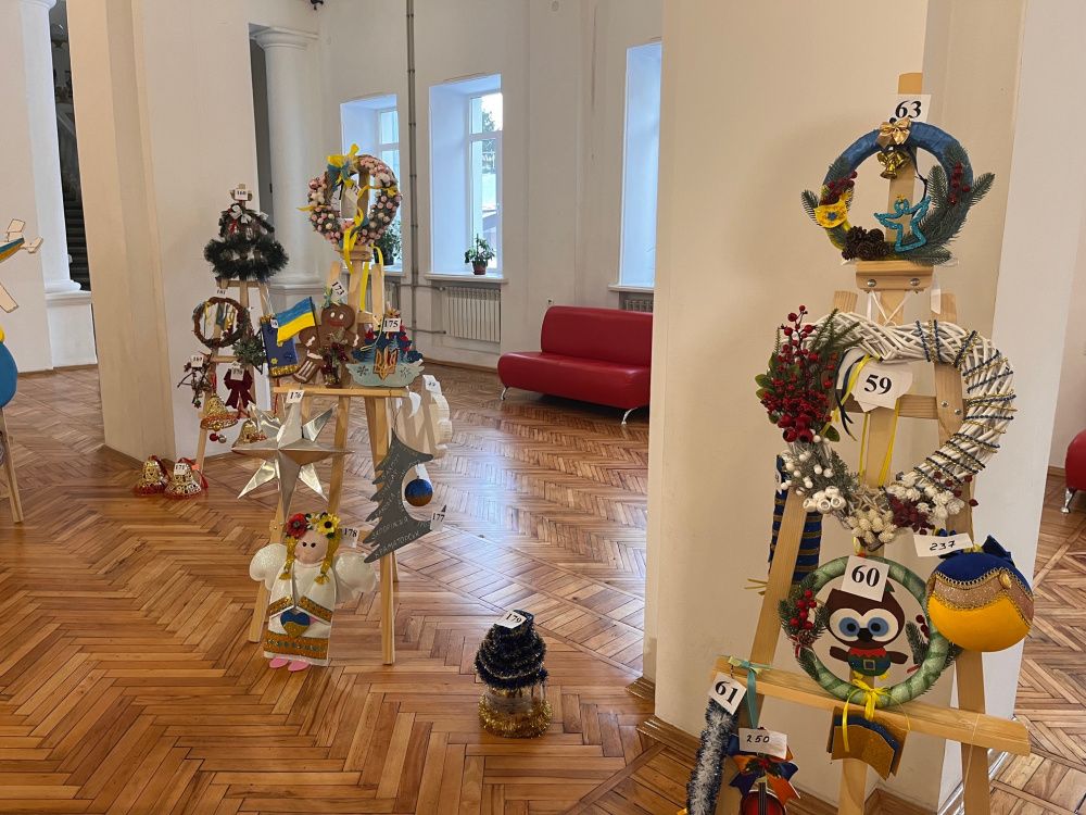 Новини Тернополя - фото з У Тернополі показали іграшки, які прикрасять головну ялинку міста