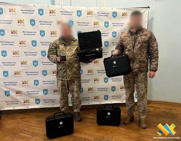 Новини Житомира - фото з 190-му навчальному центру з Житомира передали 100 комплектів зимової форми і чотири дрони