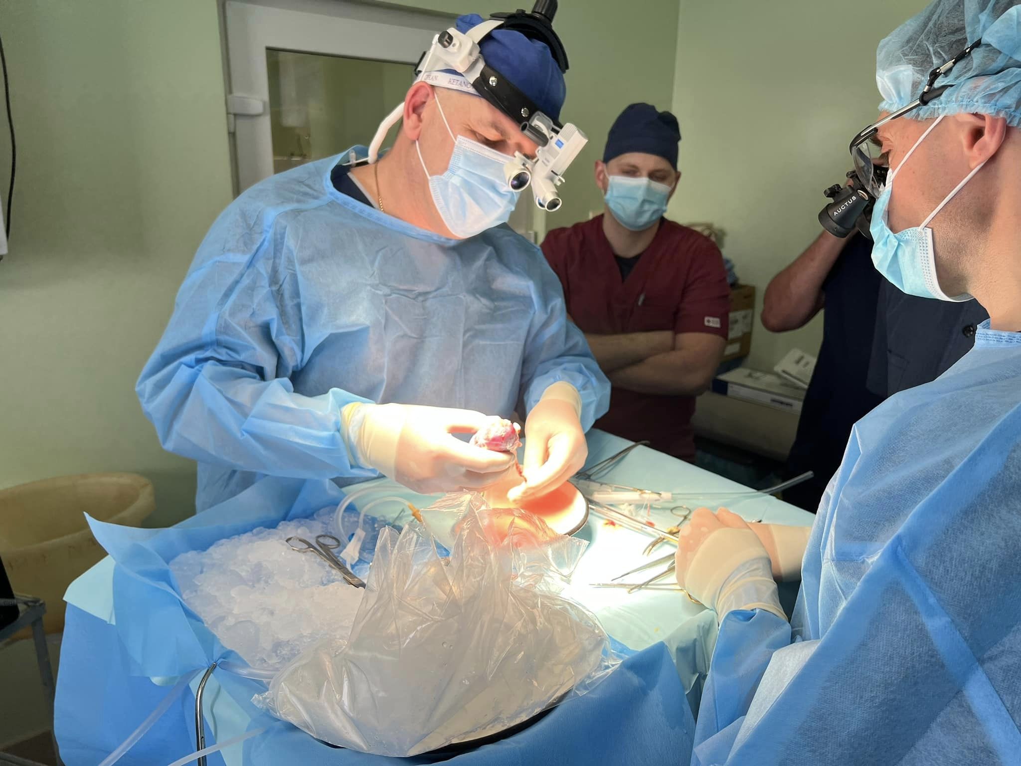 На зображенні може бути: 3 людини та лікарня