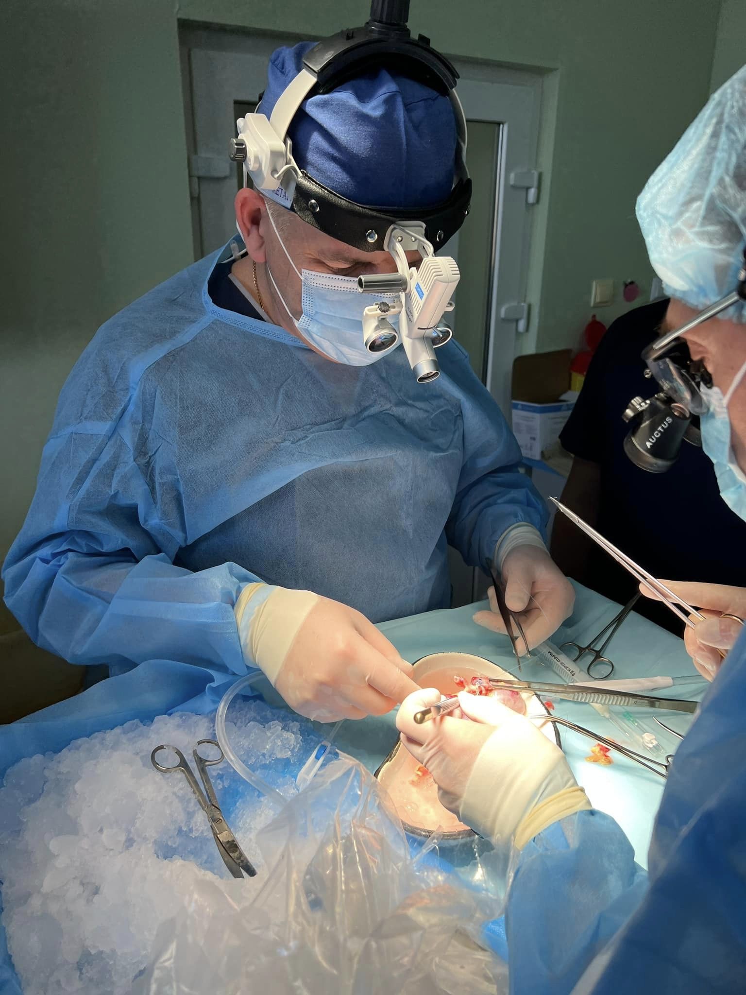 На зображенні може бути: 2 людини та лікарня