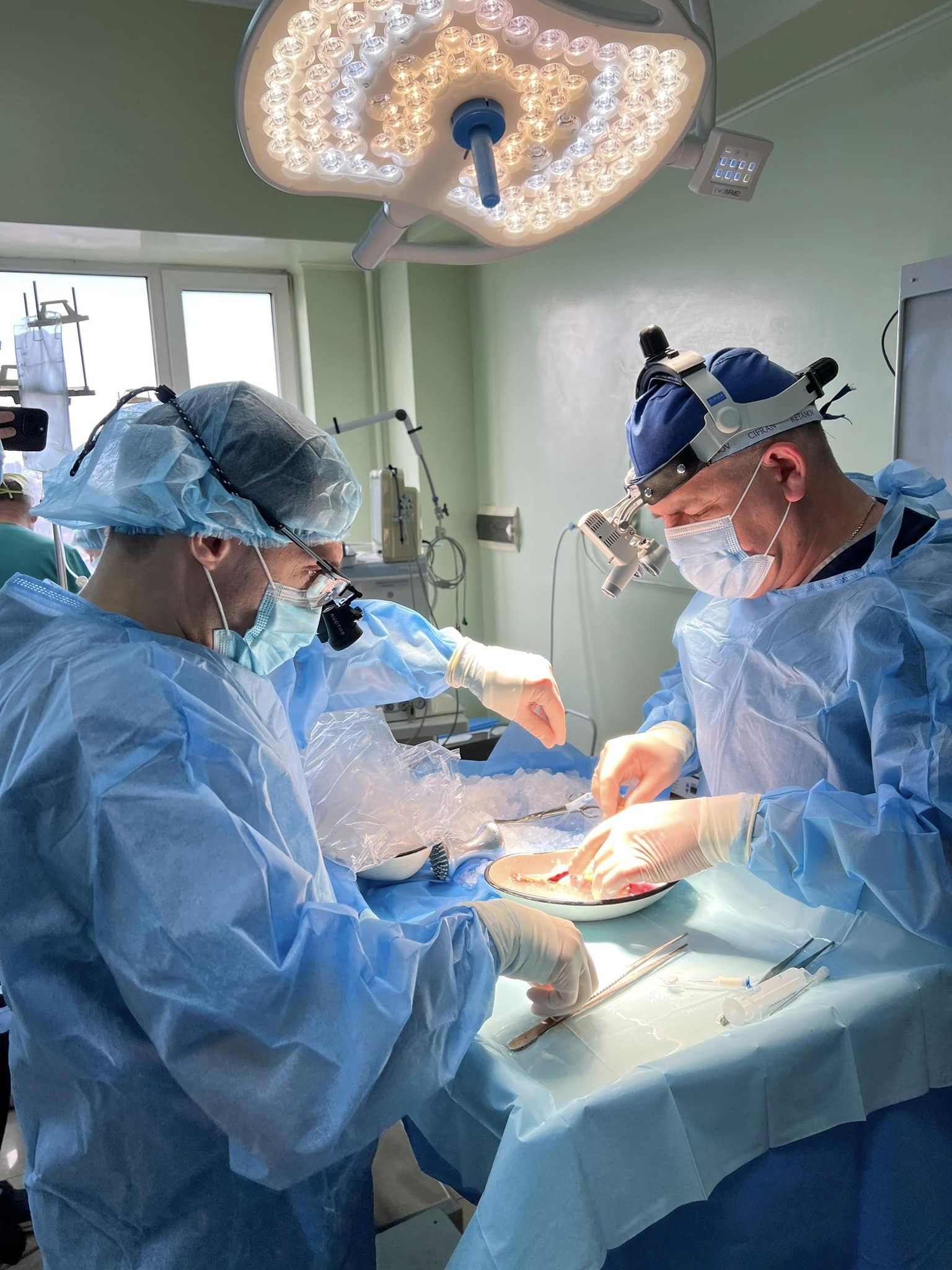 На зображенні може бути: 2 людини та лікарня