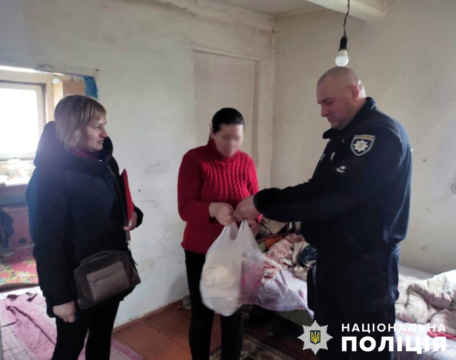 Новини Житомира - фото з Безлад і відсутність харчів - на Звягельщині поліцейські побували у неблагополучній родині, в якій виховується двоє дітей з початку року звягельські поліцейські задокументували 235 випадків неналежного виконання батьківських обов’язків