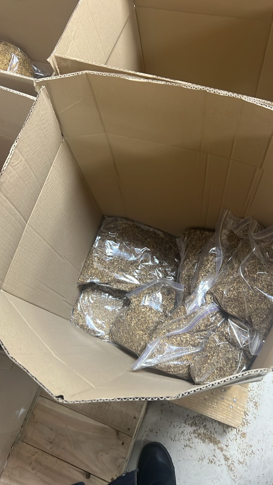 Новини Вінниці - фото з «Це тема силовиків з Одеси». Як журналісти «20 хвилин» викрили підпільний цех з вироблення цигарок