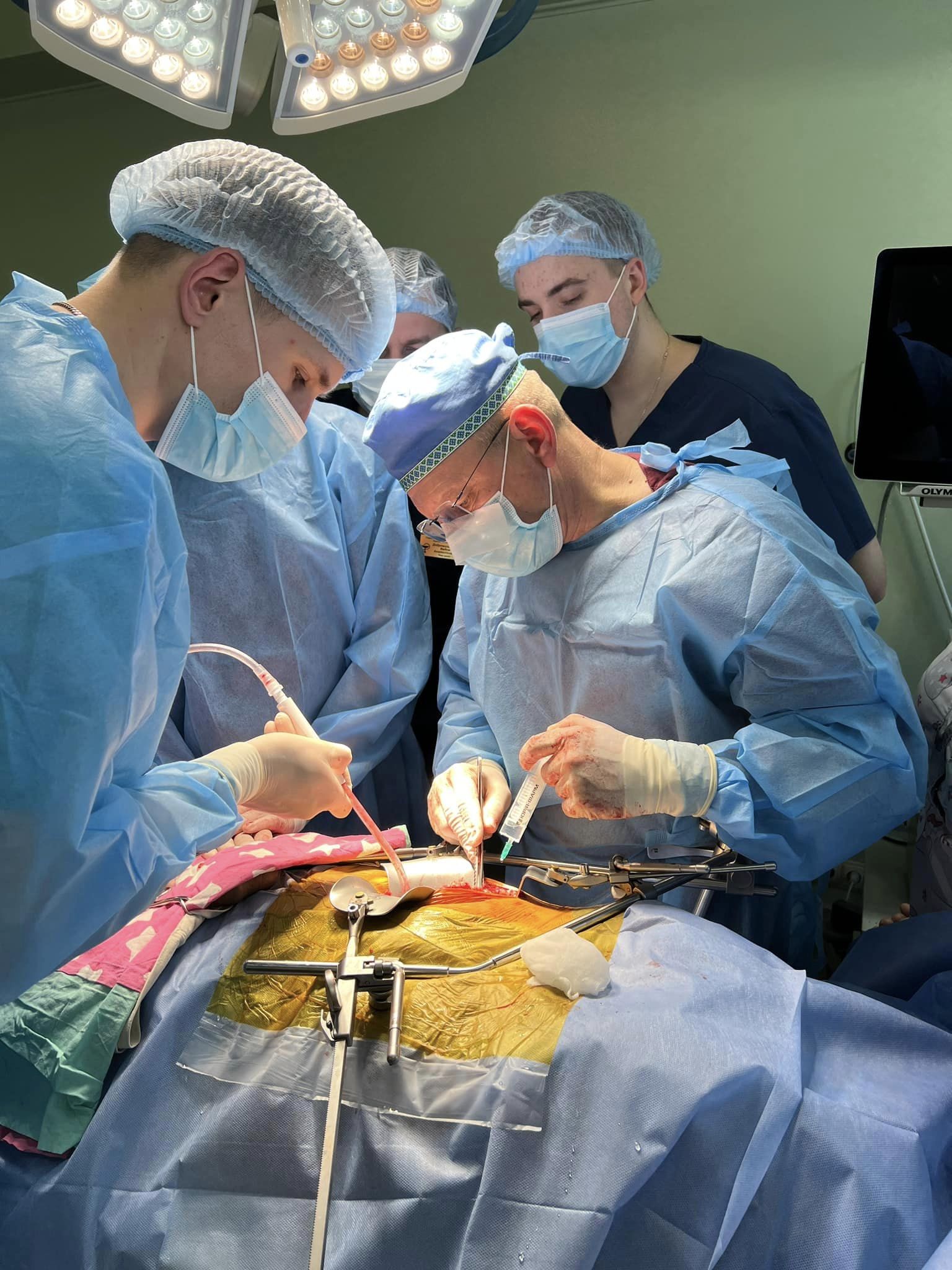 На зображенні може бути: 2 людини та лікарня