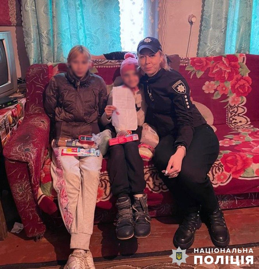 Новини Житомира - фото з Безлад і відсутність харчів - на Звягельщині поліцейські побували у неблагополучній родині, в якій виховується двоє дітей