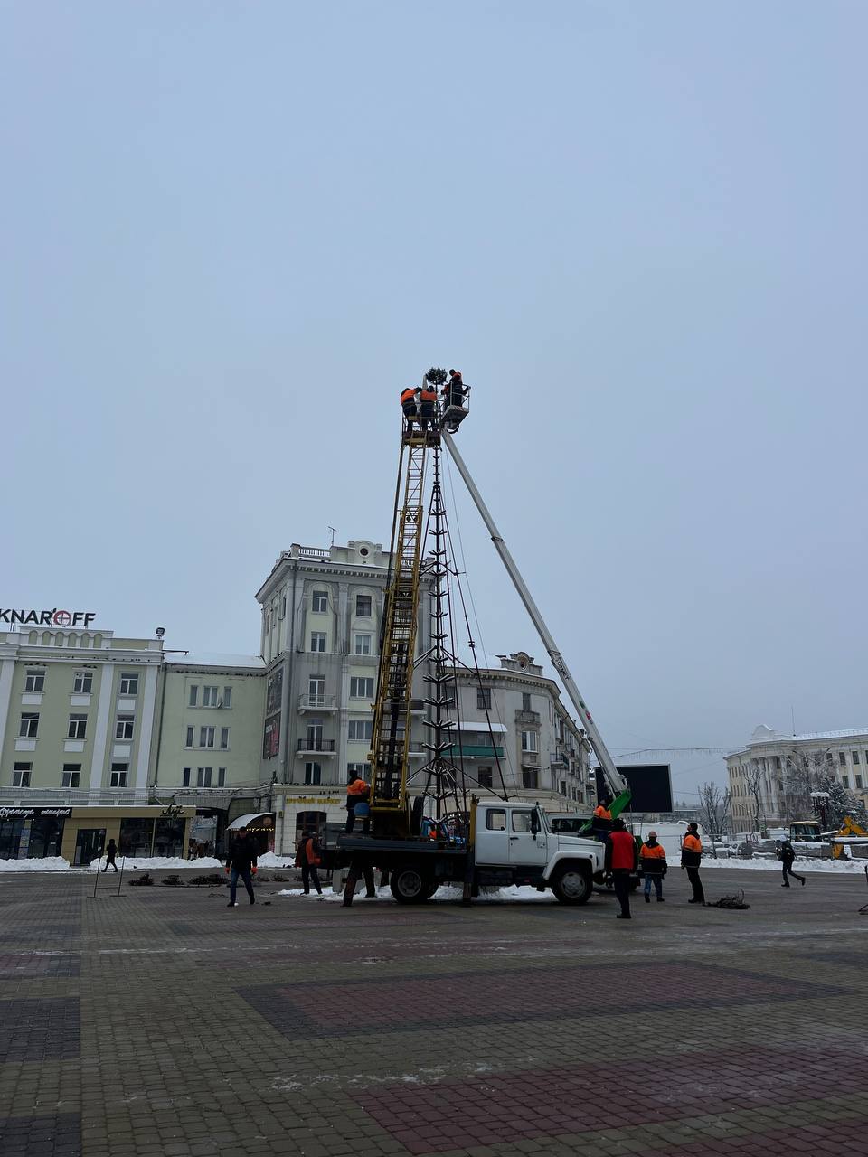 Новини Тернополя - фото з Майже зібрали каркас та встановили зірку: у Тернополі все ж таки буде новорічна ялинка