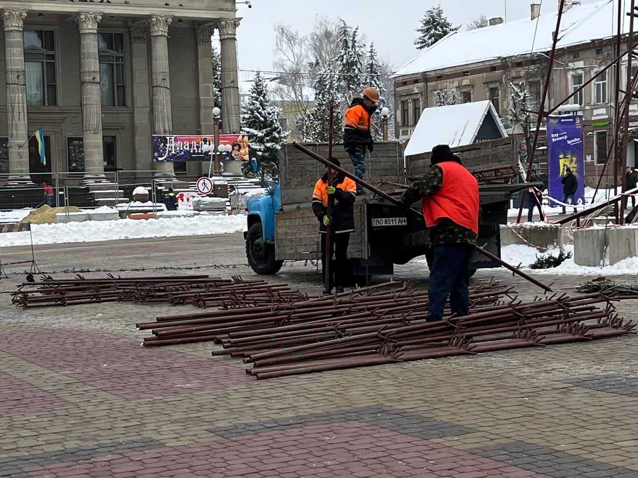 Новини Тернополя - фото з Майже зібрали каркас та встановили зірку: у Тернополі все ж таки буде новорічна ялинка