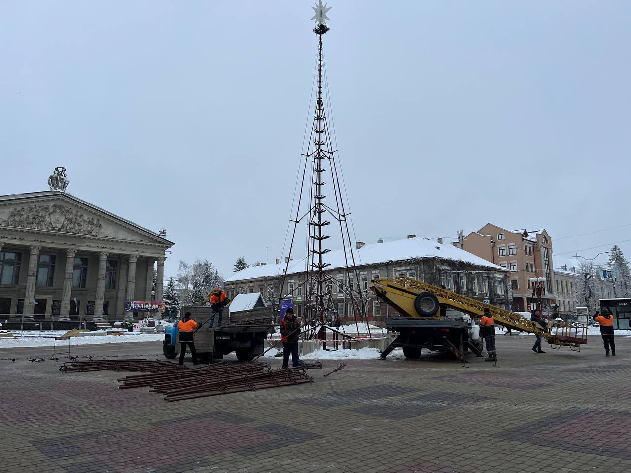 Новини Тернополя - фото з Майже зібрали каркас та встановили зірку: у Тернополі все ж таки буде новорічна ялинка