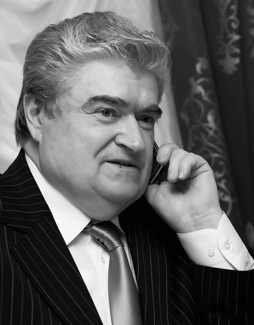 Можливо, це чорно-біле зображення 1 людини