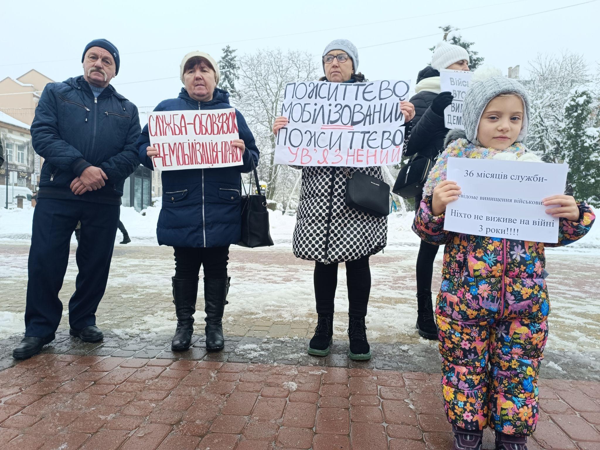 Новини Тернополя - фото з На Театральний майдан вийшли матері і дружини військових: вимагають демобілізації для захисників