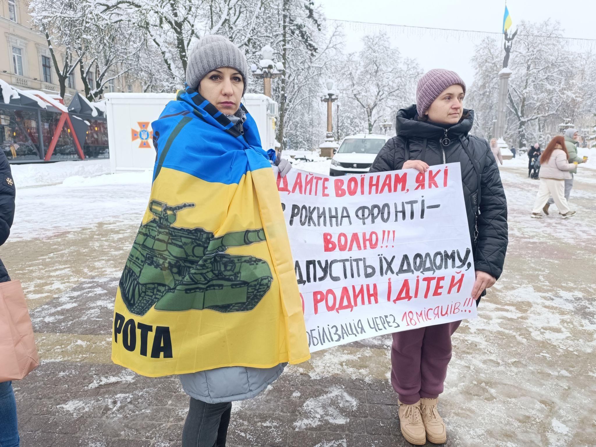 Новини Тернополя - фото з На Театральний майдан вийшли матері і дружини військових: вимагають демобілізації для захисників