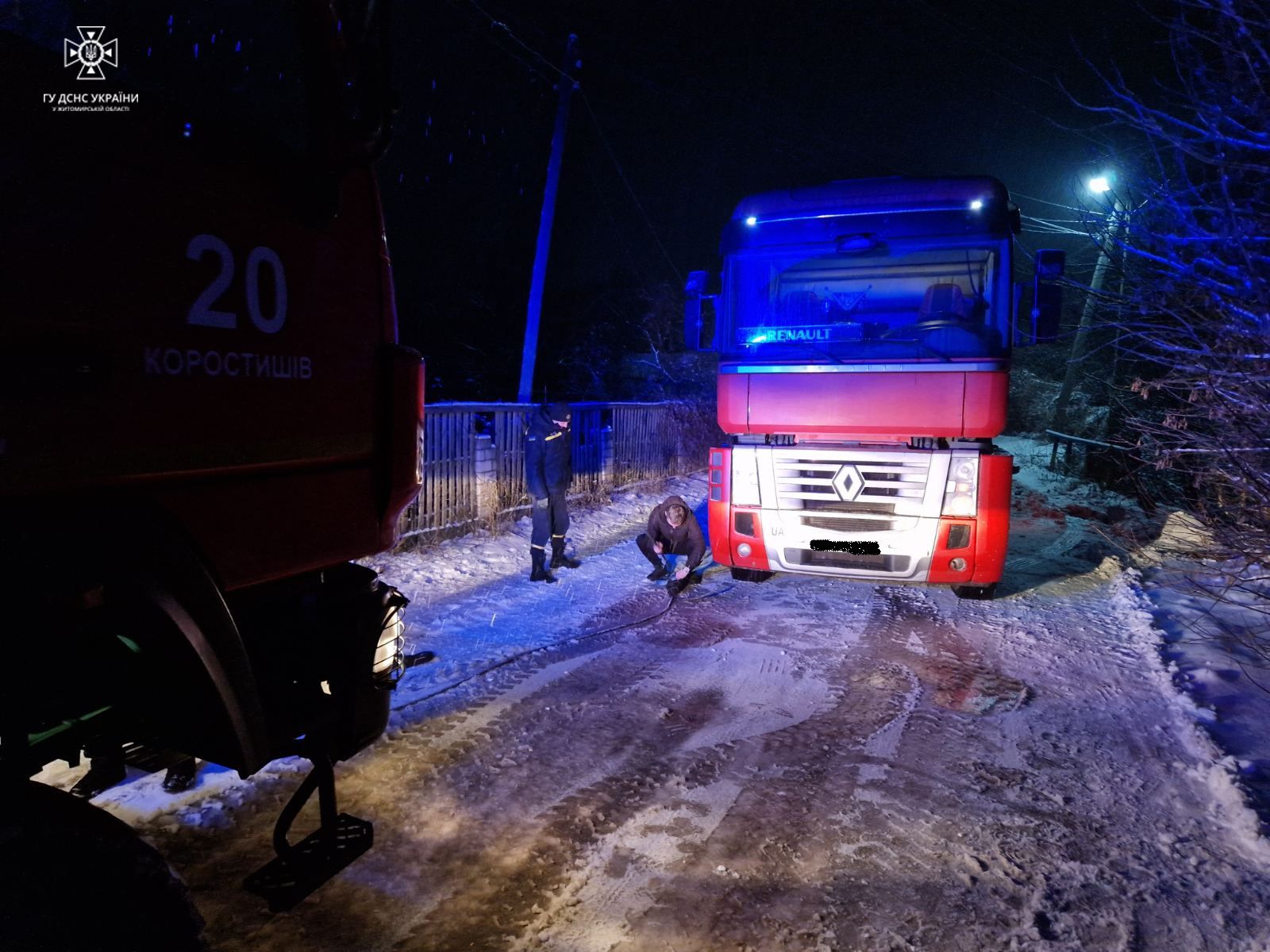 Новини Житомира - фото з Рятувальники впродовж доби вилучили зі снігового полону 7 транспортних засобів, з яких 2 - "швидкі"
