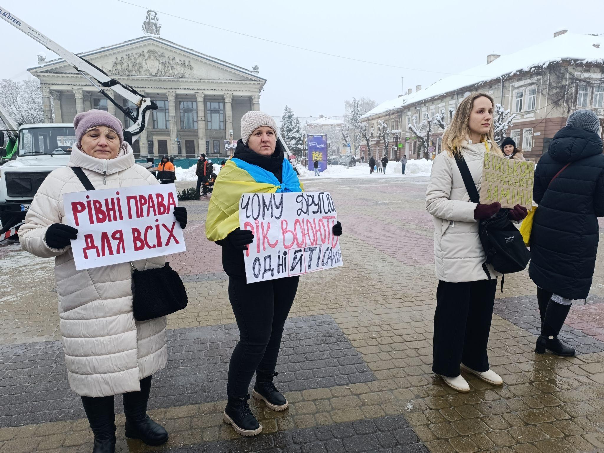 Новини Тернополя - фото з На Театральний майдан вийшли матері і дружини військових: вимагають демобілізації для захисників