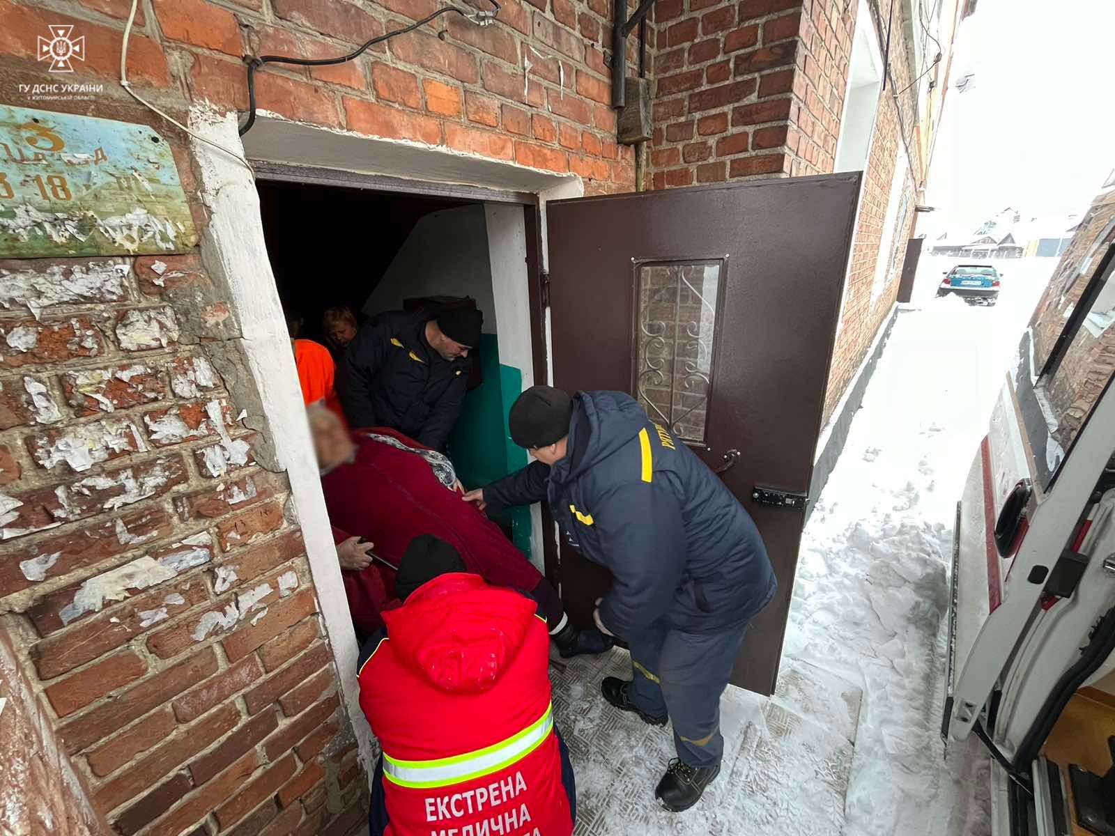 Новини Житомира - фото з Рятувальники впродовж доби вилучили зі снігового полону 7 транспортних засобів, з яких 2 - "швидкі"