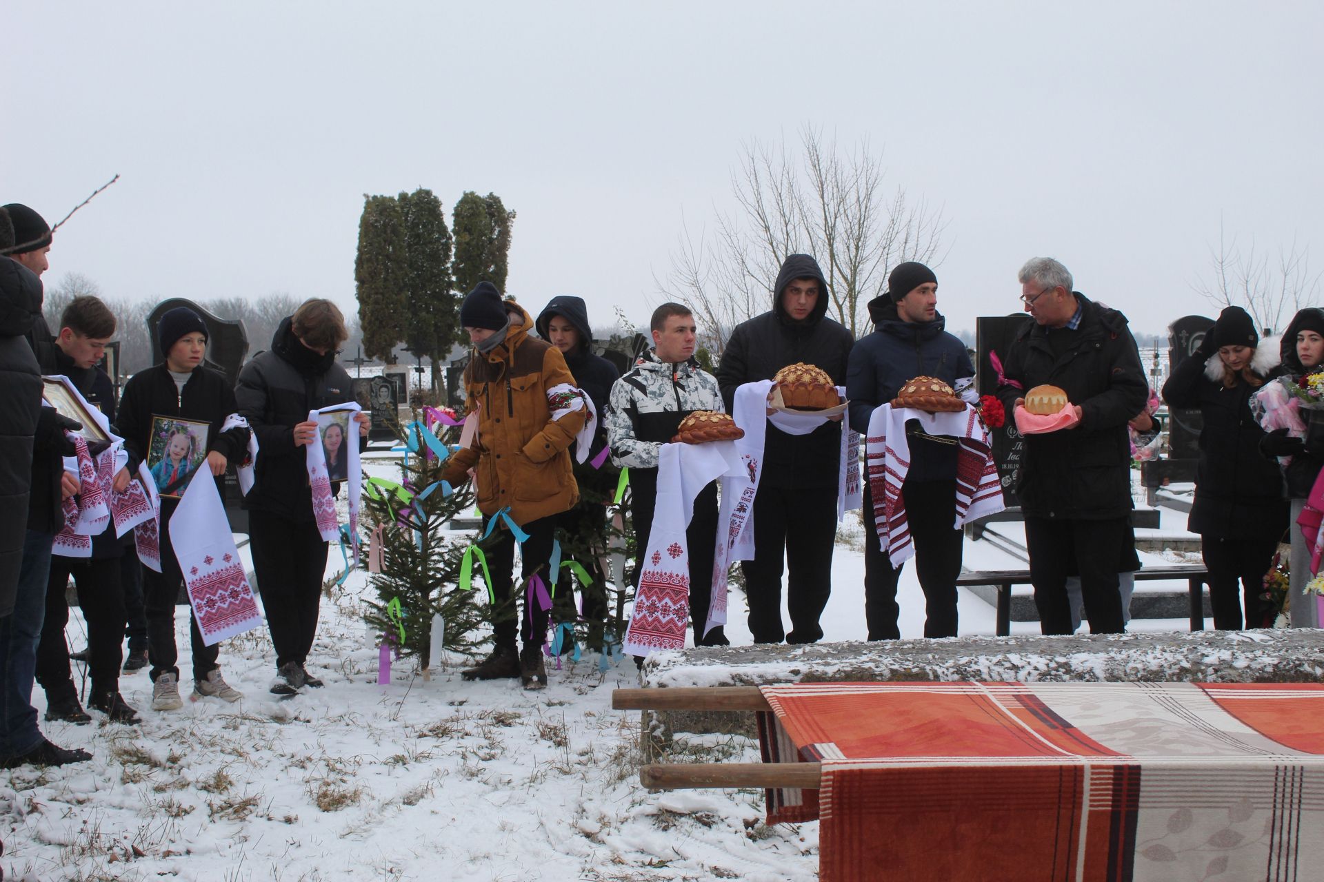 Новини Вінниці - фото з Жінку з дітьми, задушених батьком у Польщі, поховали у селі біля Козятина