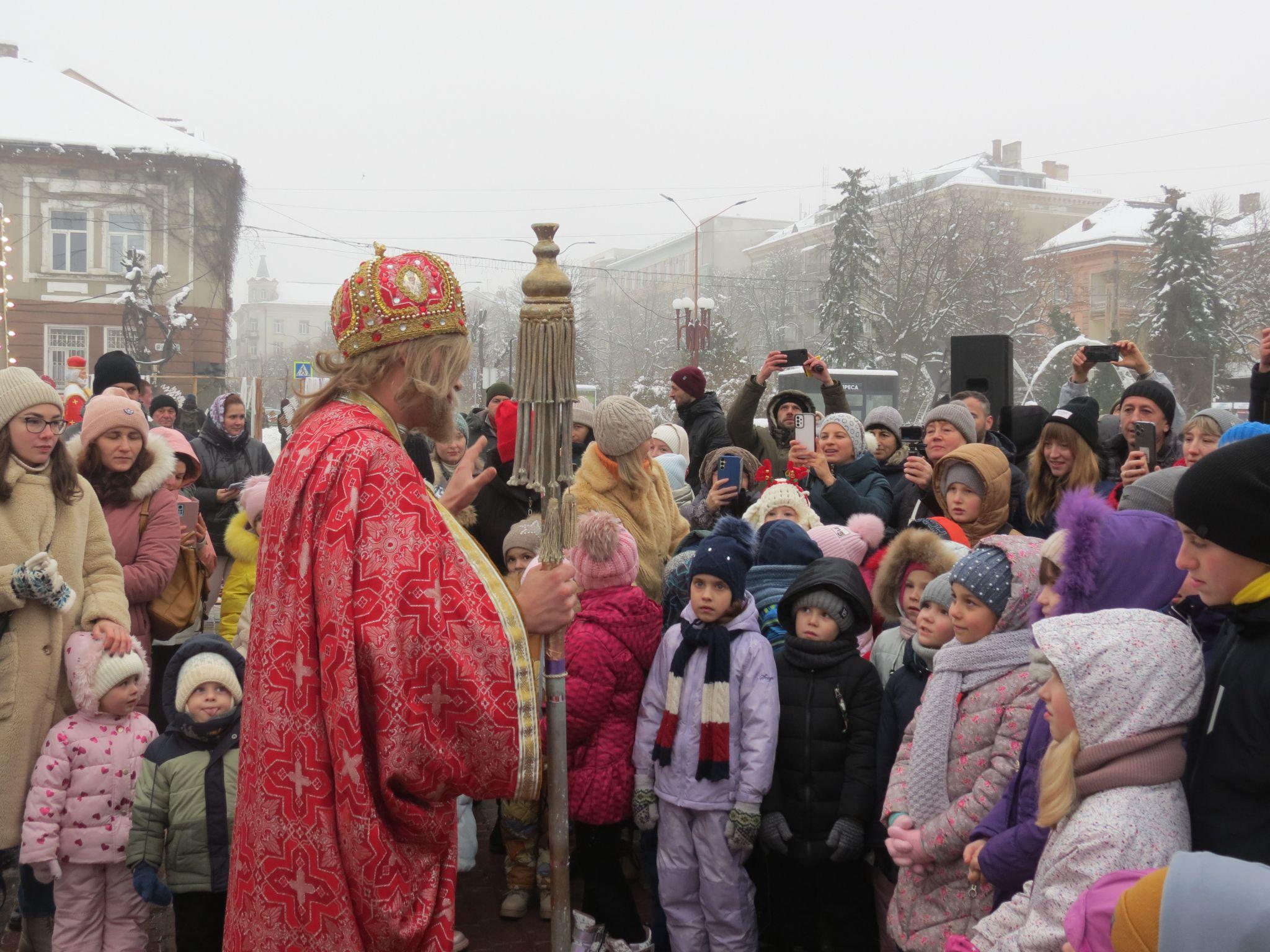Новини Тернополя - фото з На Театральному майдані відкрили Казкову резиденцію святого Миколая