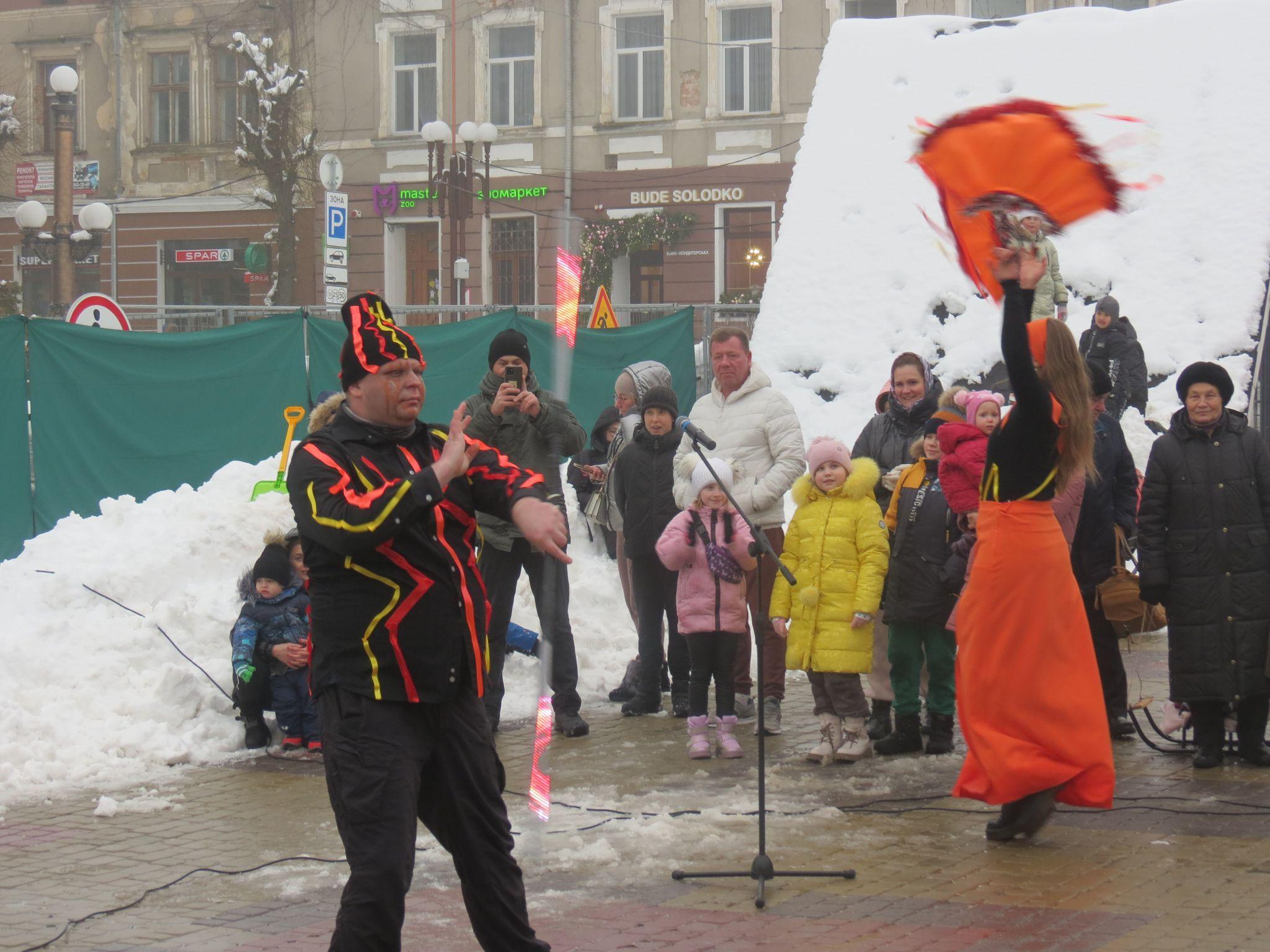 Новини Тернополя - фото з На Театральному майдані відкрили Казкову резиденцію святого Миколая