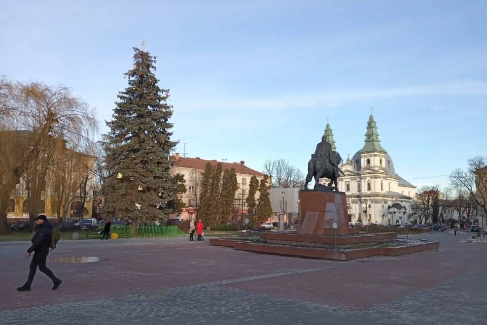 Новини Тернополя - фото з На Театральному майдані Тернополя встановили головну ялинку міста: який вигляд має