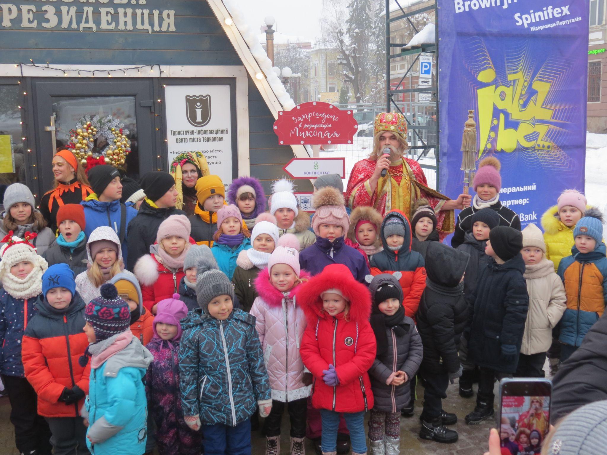 Новини Тернополя - фото з На Театральному майдані відкрили Казкову резиденцію святого Миколая