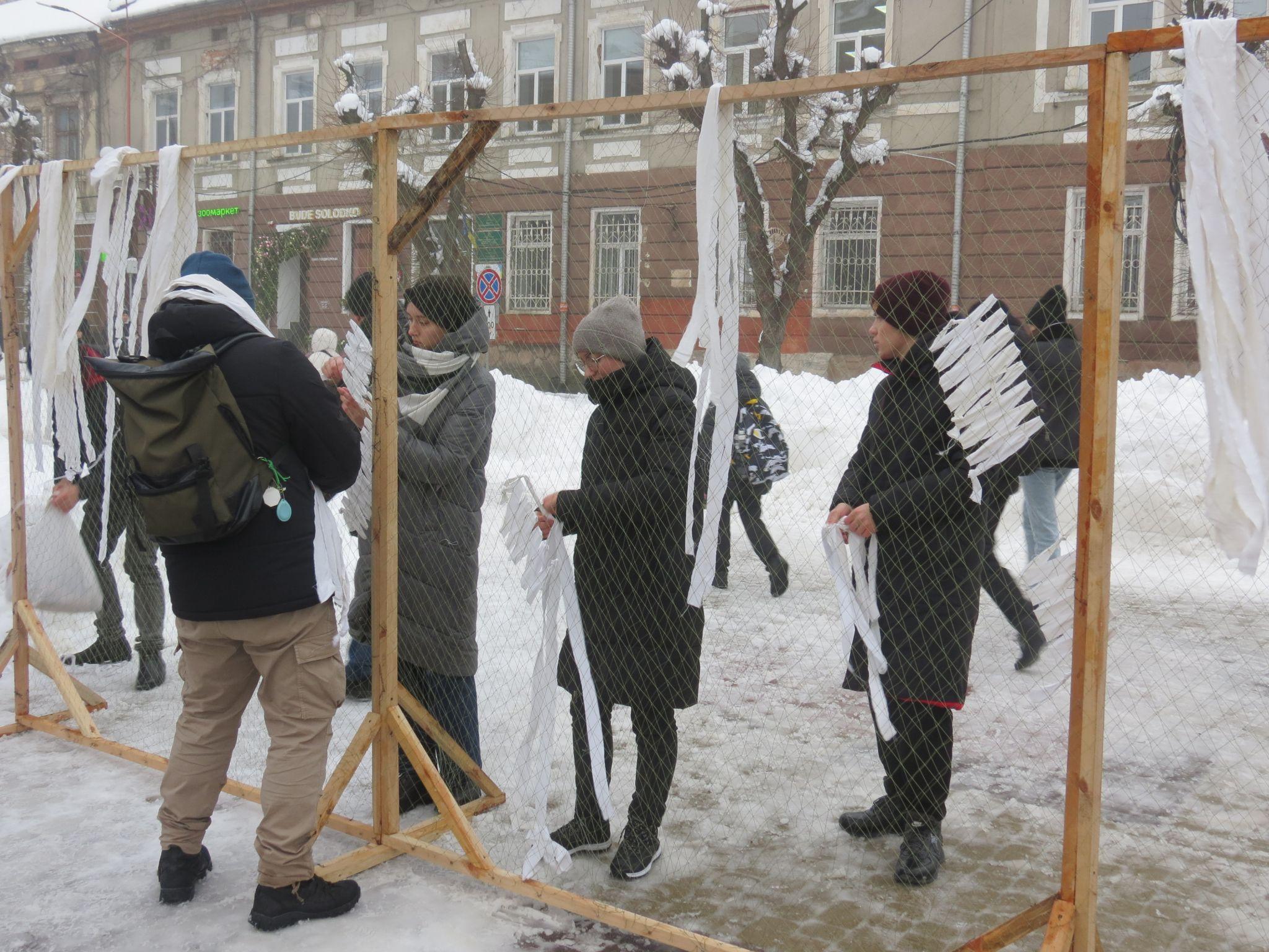 Новини Тернополя - фото з На Театральному майдані Тернополя встановили головну ялинку міста: який вигляд має