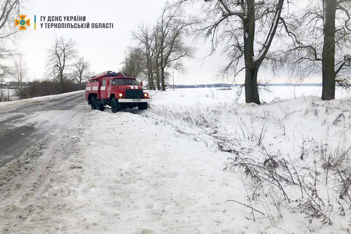 Новини Тернополя - фото з Із заметів на Тернопільщині відбуксирували бус з пасажирами, молоковоз і вантажівку з продуктами