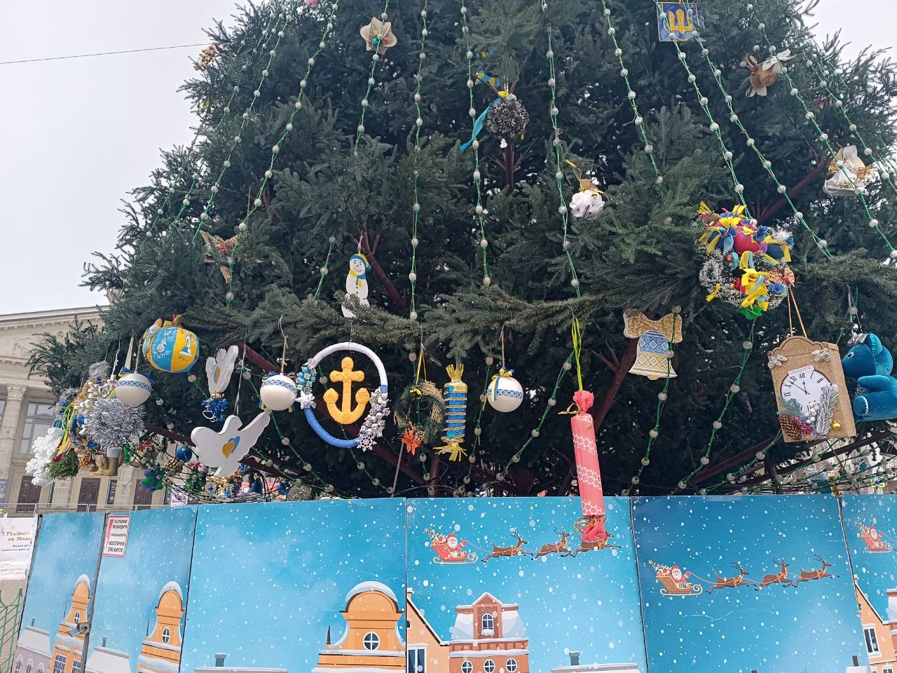 Новини Тернополя - фото з На Театральному майдані прикрасили головну ялинку та встановили різдвяну шопку