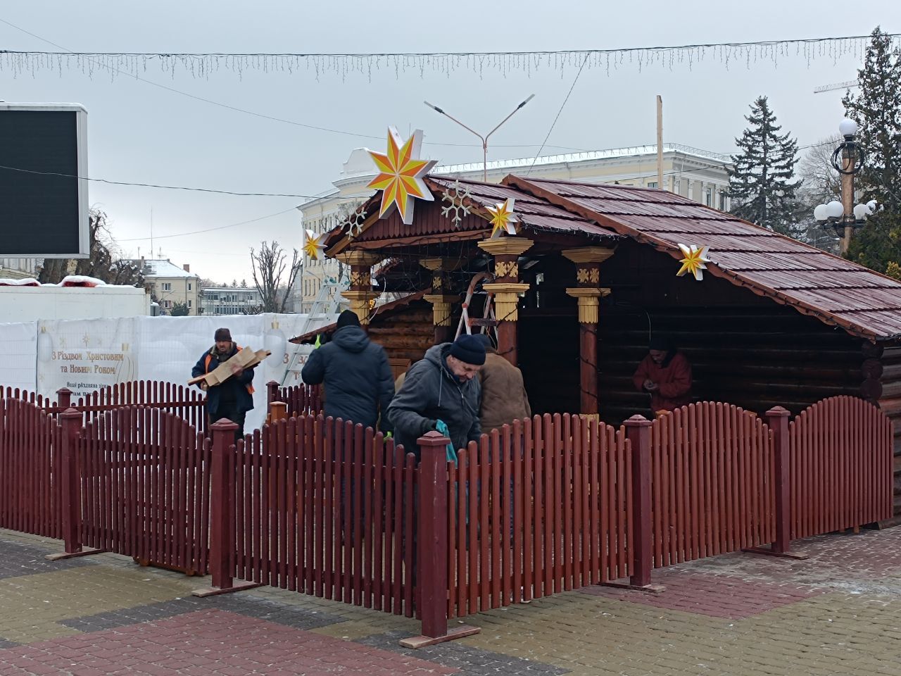 Новини Тернополя - фото з На Театральному майдані прикрасили головну ялинку та встановили різдвяну шопку