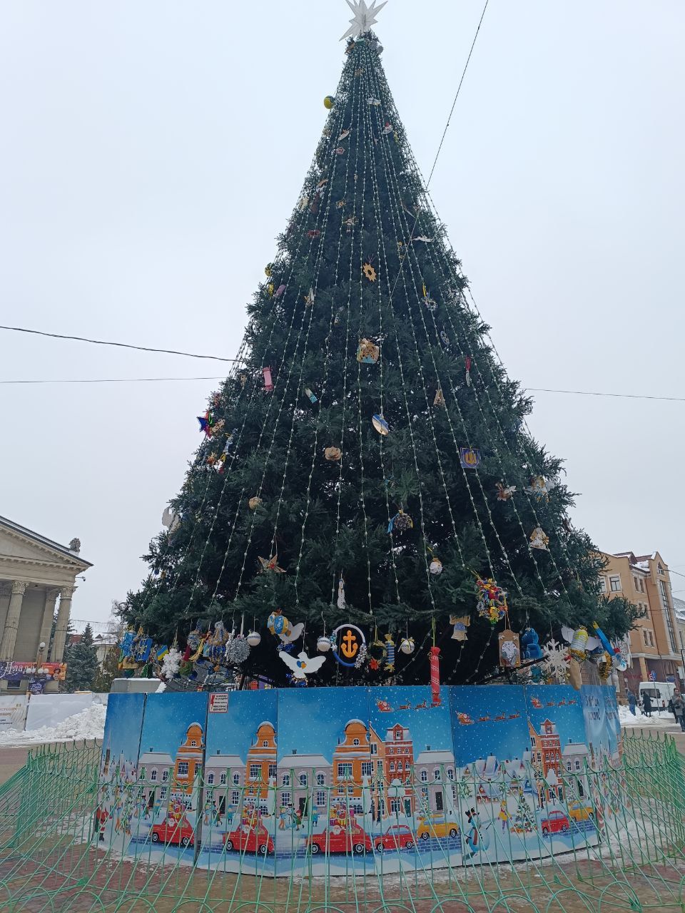 Новини Тернополя - фото з На Театральному майдані прикрасили головну ялинку та встановили різдвяну шопку
