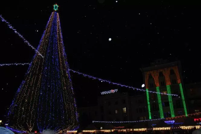 Новини Тернополя - фото з Як змінювалась головна новорічна ялинка Тернополя: дивіться підбірку фото