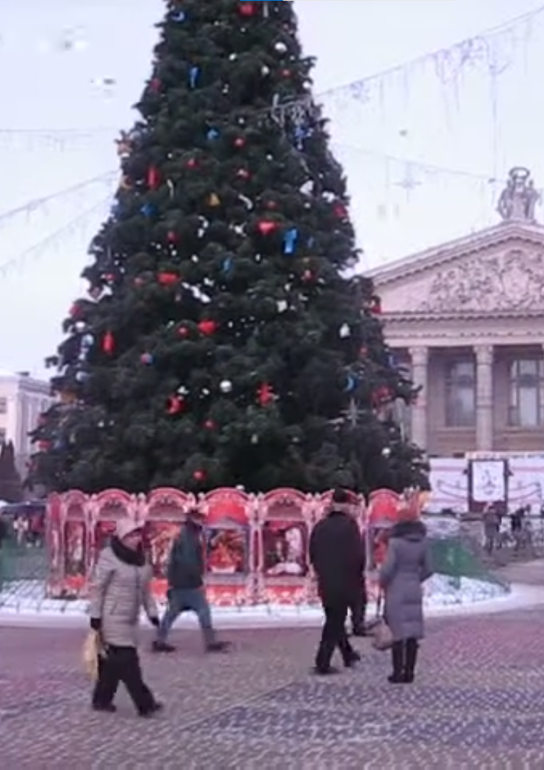 Новини Тернополя - фото з Як змінювалась головна новорічна ялинка Тернополя: дивіться підбірку фото