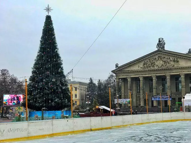 Новини Тернополя - фото з Як змінювалась головна новорічна ялинка Тернополя: дивіться підбірку фото