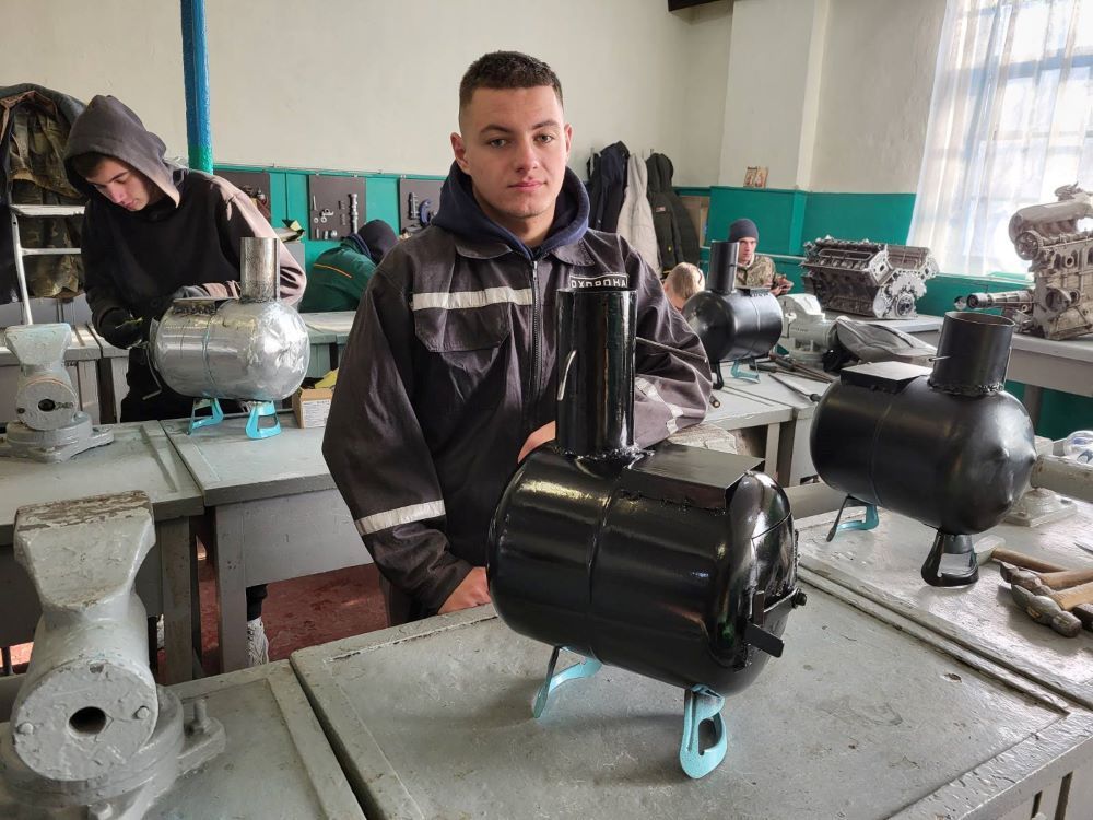 Новини Вінниці - фото з «Окопна пічка нагріється навіть від окопної свічки». Як в училищі перетворили заняття на благодійну акцію