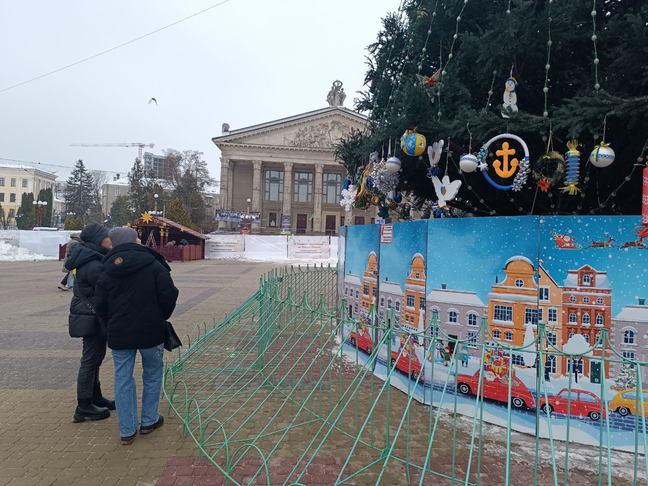 Новини Тернополя - фото з На Театральному майдані прикрасили головну ялинку та встановили різдвяну шопку