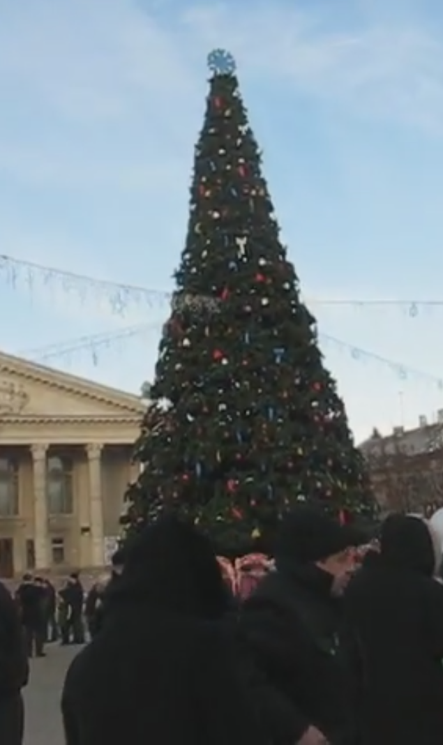 Новини Тернополя - фото з Як змінювалась головна новорічна ялинка Тернополя: дивіться підбірку фото