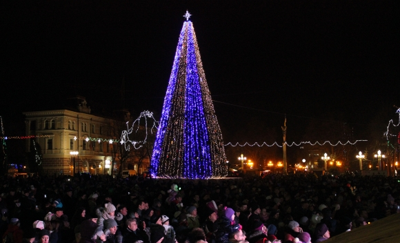 Новини Тернополя - фото з Як змінювалась головна новорічна ялинка Тернополя: дивіться підбірку фото
