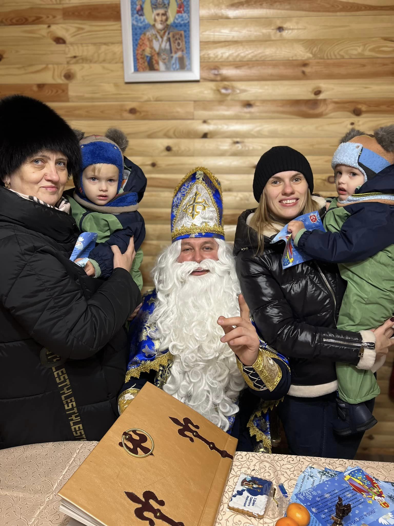 Новини Тернополя - фото з Відомий священник з Тернопільщини перевтілився у Святого Миколая