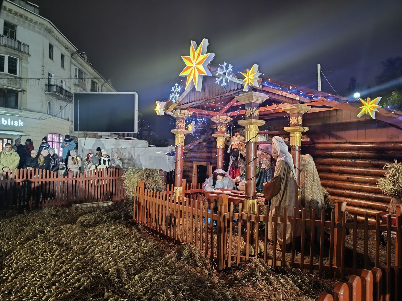 Новини Тернополя - фото з Співали пісні про Миколая та молились за перемогу: як у Тернополі засвітили головну ялинку міста