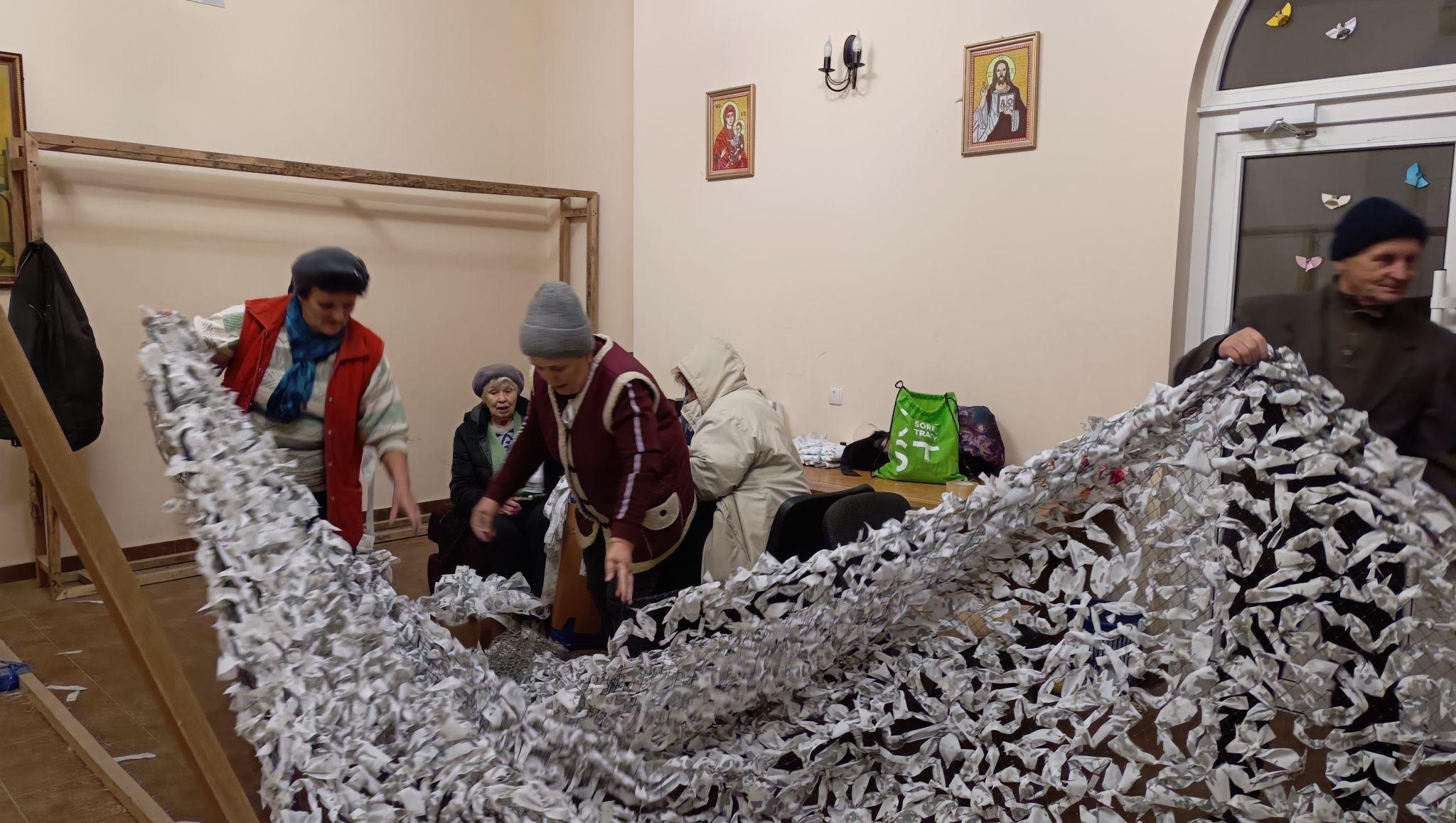 Новини Тернополя - фото з Сітки, які рятують життя. Як при тернопільському храмі виготовляють маскування для військових