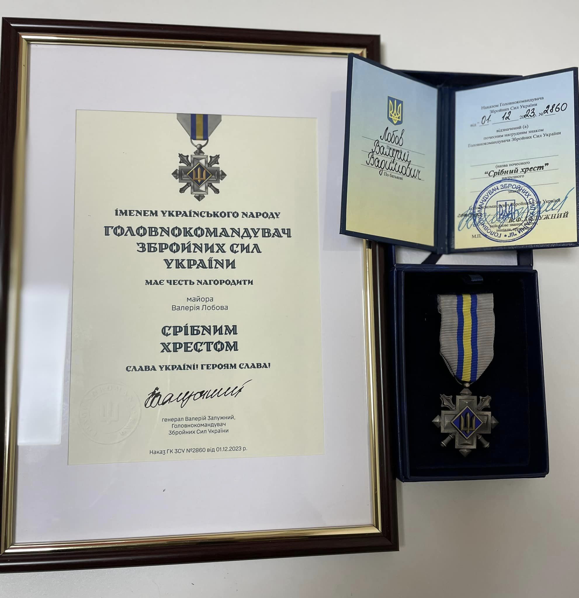 Новини Хмельницького - фото з Залужний нагородив “Срібним хрестом” військового з Хмельниччини