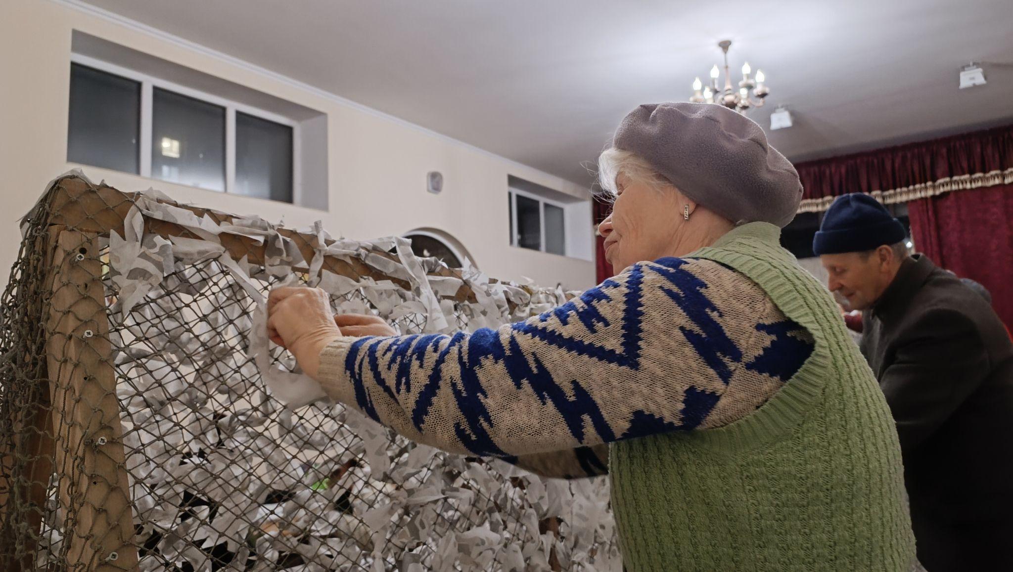 Новини Тернополя - фото з Сітки, які рятують життя. Як при тернопільському храмі виготовляють маскування для військових