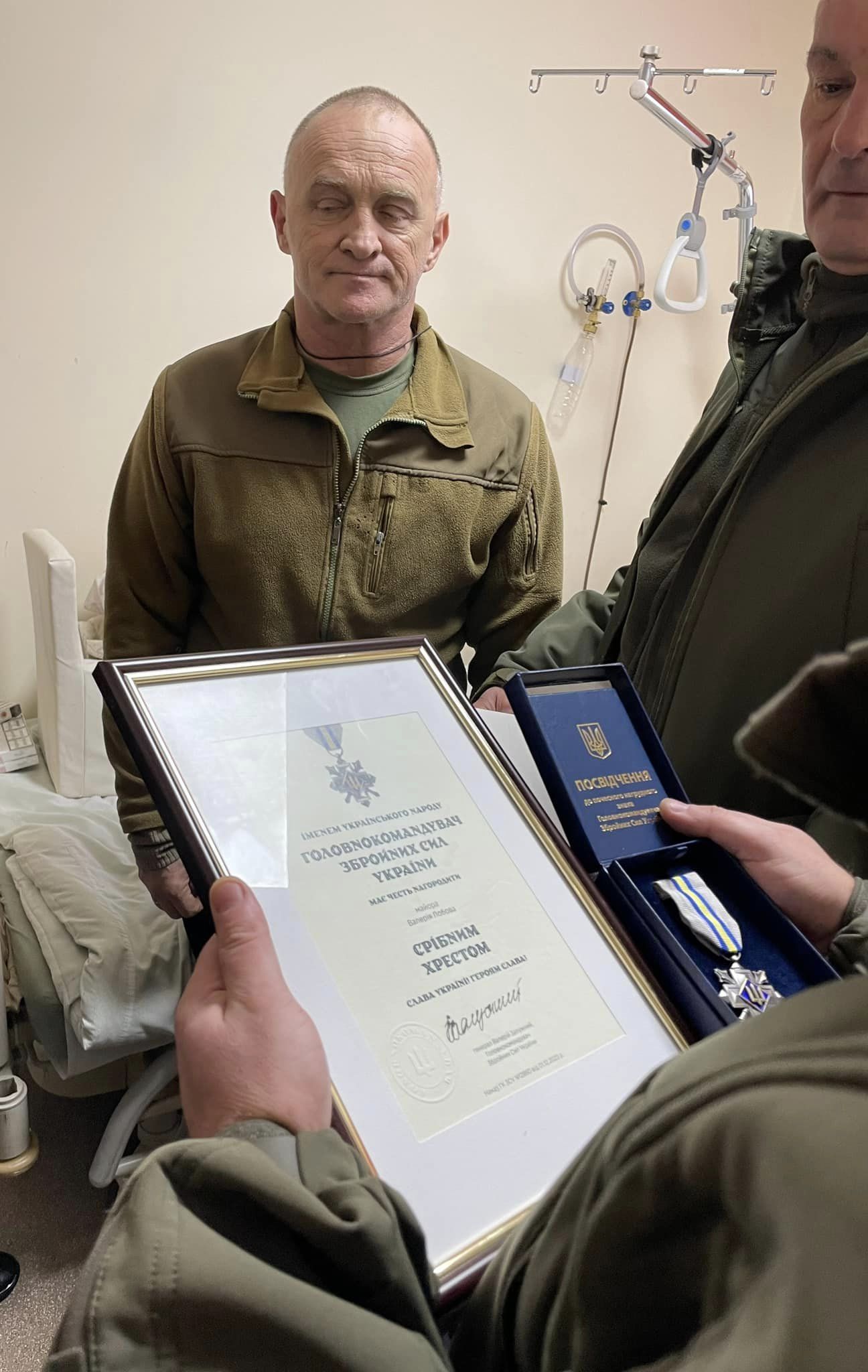 Новини Хмельницького - фото з Залужний нагородив “Срібним хрестом” військового з Хмельниччини