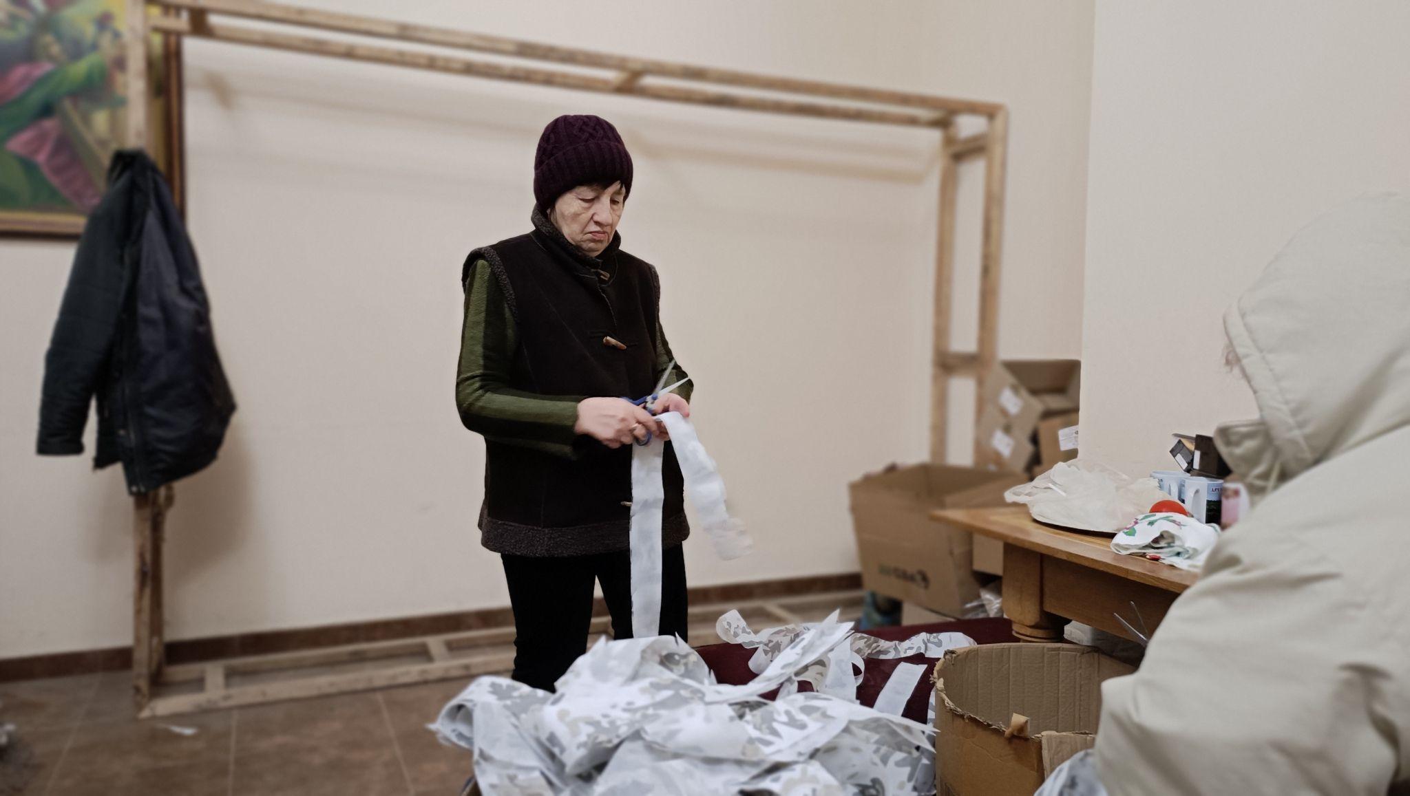 Новини Тернополя - фото з Сітки, які рятують життя. Як при тернопільському храмі виготовляють маскування для військових