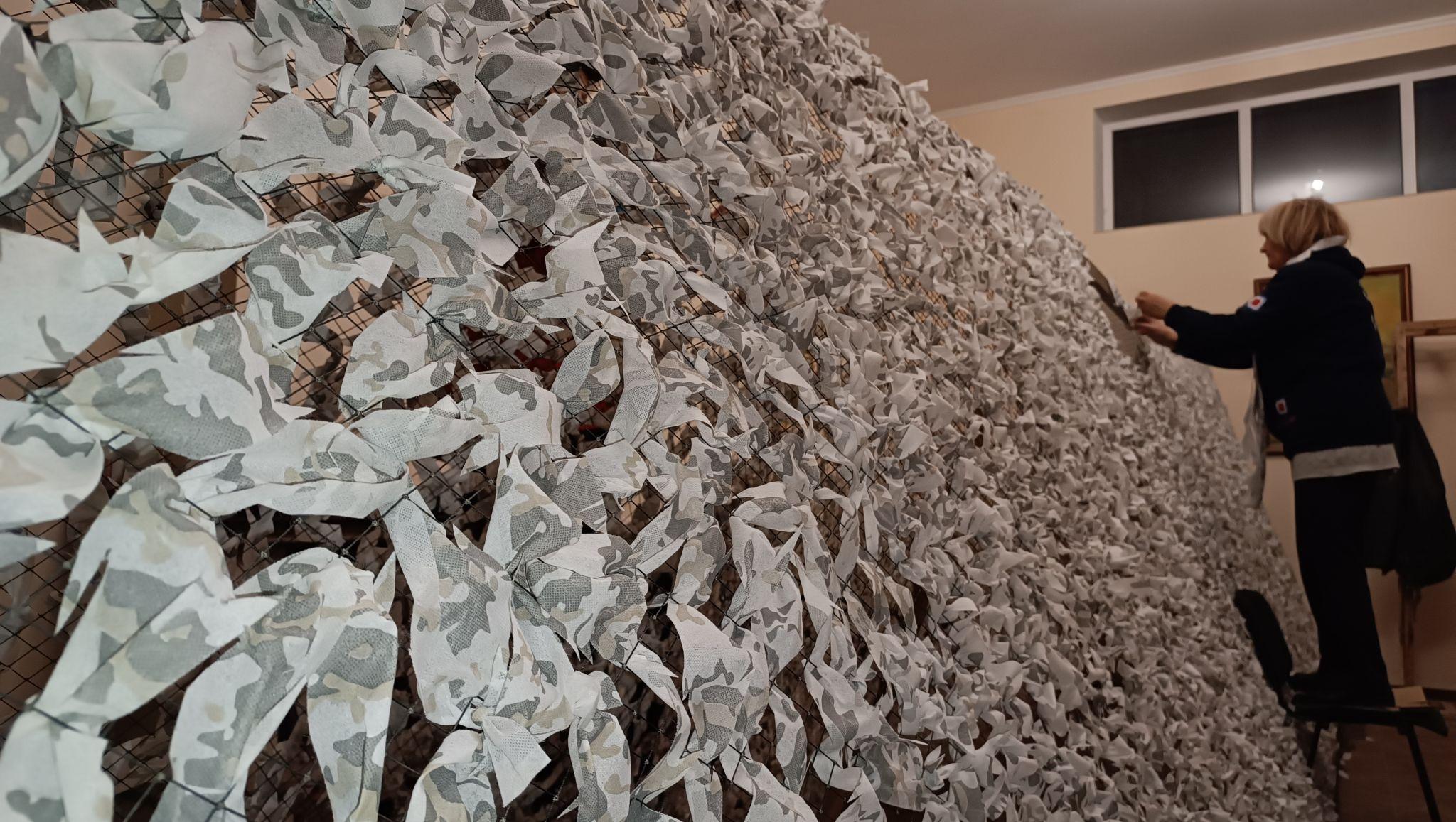 Новини Тернополя - фото з Сітки, які рятують життя. Як при тернопільському храмі виготовляють маскування для військових